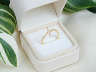 Forgyldt ring – Swaying Elegance i 925 sterlingsølv fra Ginny De Luxe