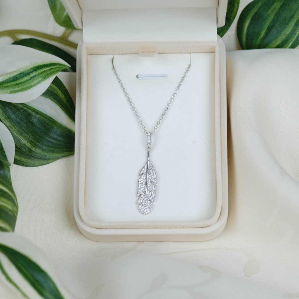 Sølv halskæde – Feather Charm i 925 sterlingsølv fra Ginny De Luxe