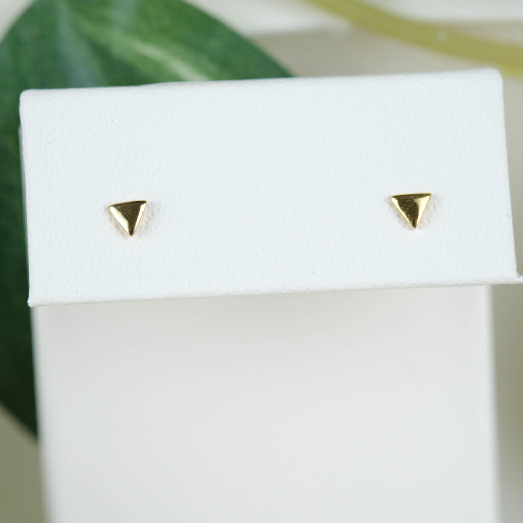 Forgyldt øreringe – Triangle Studs i 925 sterlingsølv fra Ginny De Luxe