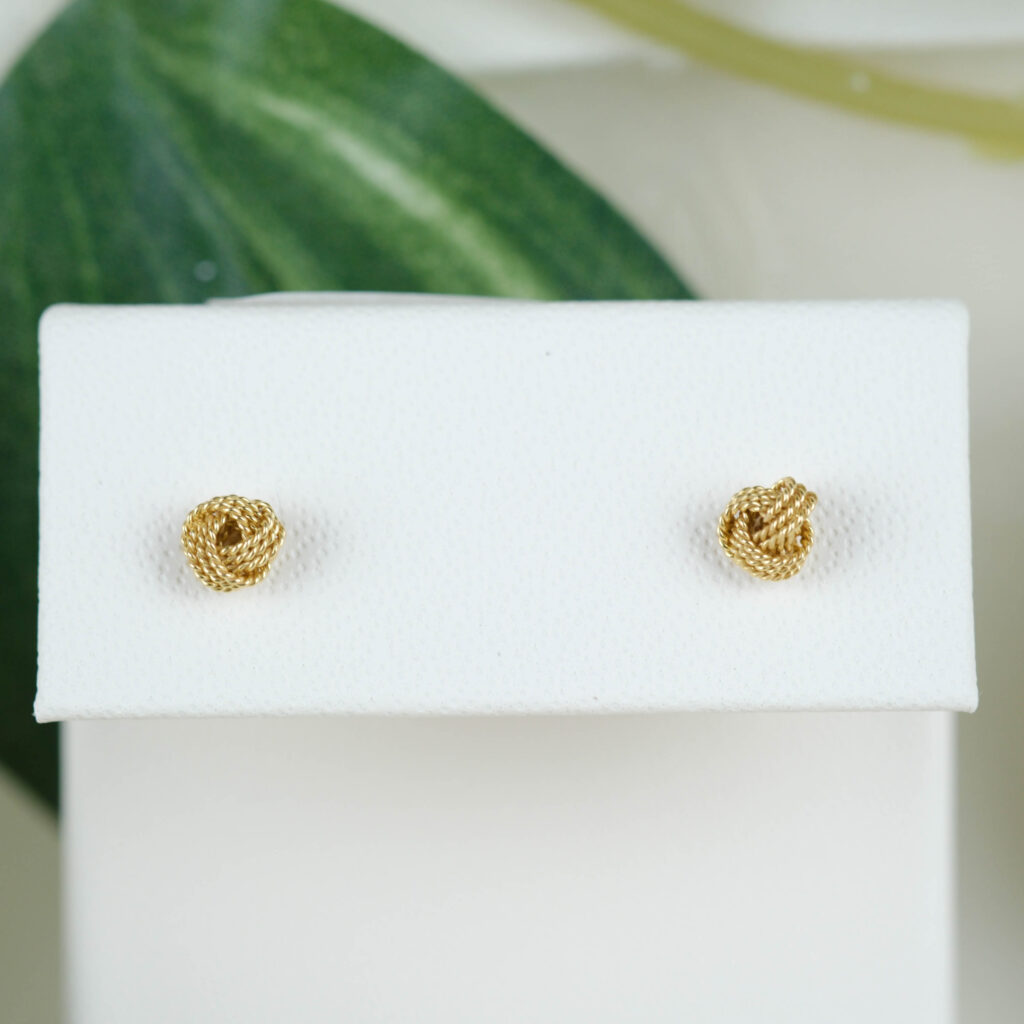 Knot Studs – forgyldte øreringe med knudedesign